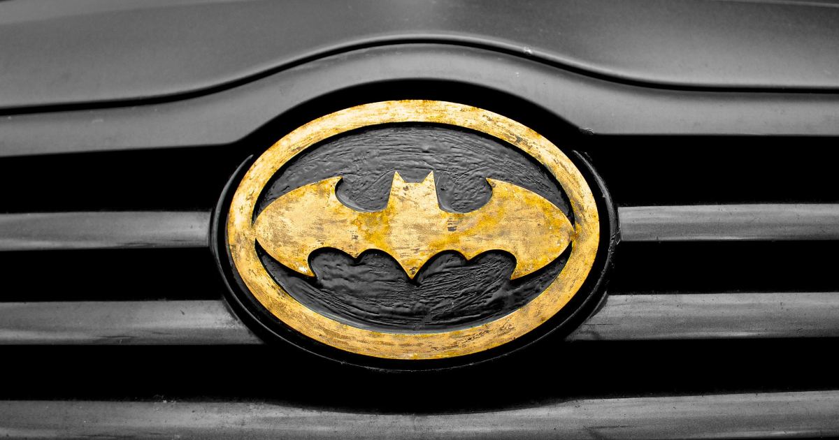 Batman messicano blocca con nastro adesivo presunti ladri di motociclette ai lampioni [+VIDEO]