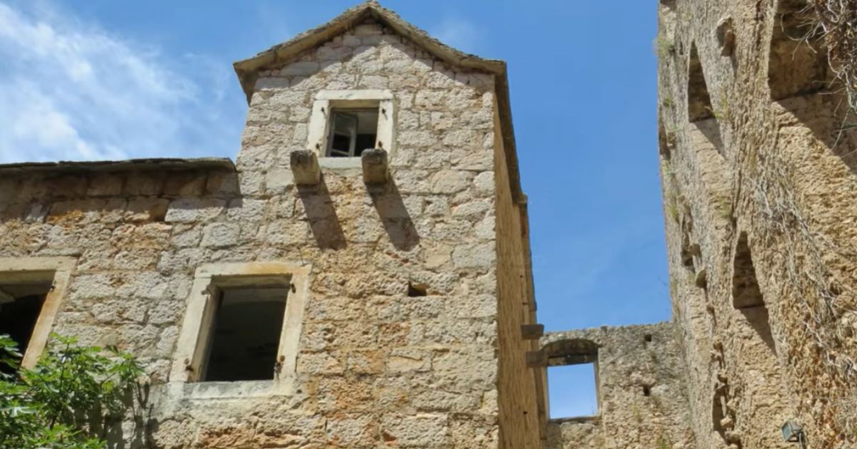 La faida immobiliare diventa attrazione: la bizzarra storia della Casa nella Casa in Croazia [+VIDEO]