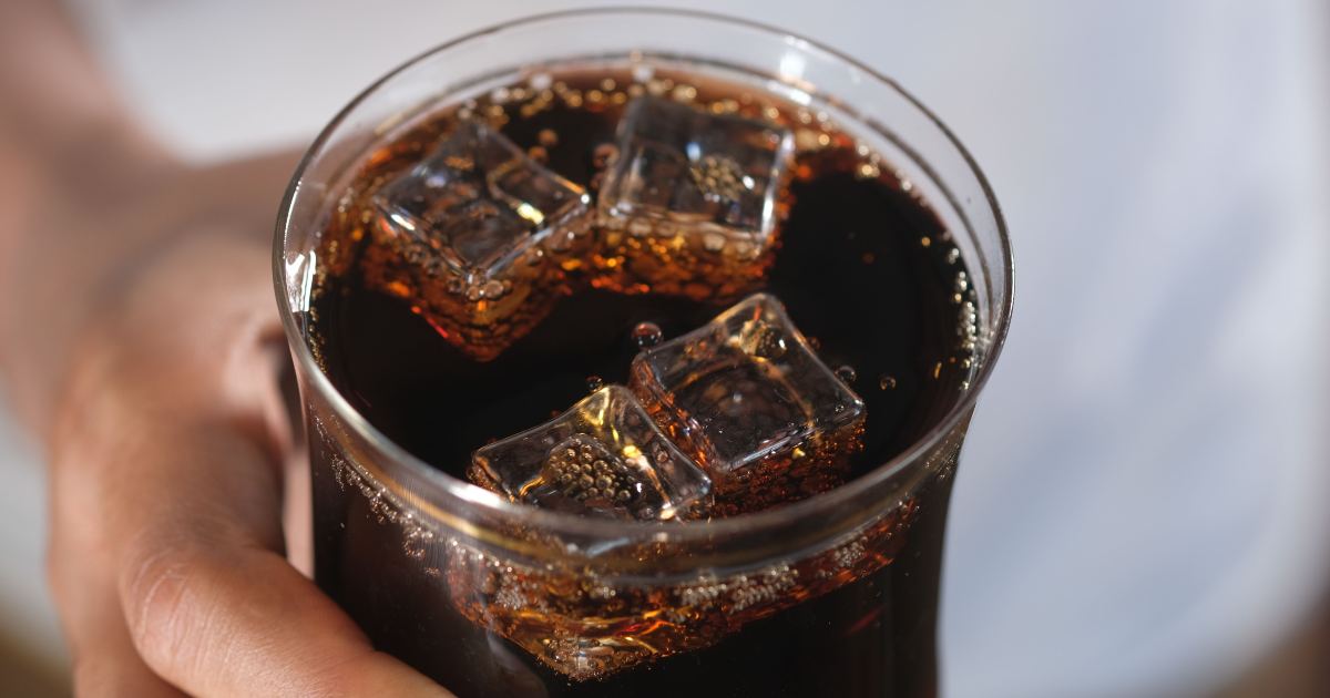 Beve Coca-Cola dietetica e riesce a sciogliere una massa enorme nello stomaco