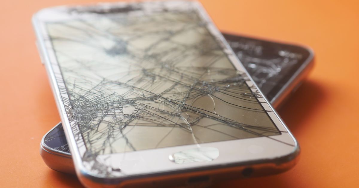 Distruggere l’iPhone per sembrare virili: l’ultima folle tendenza di TikTok