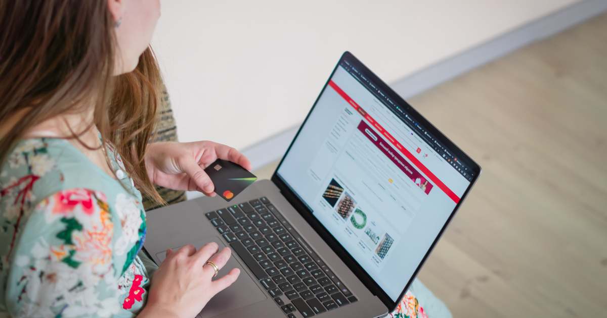 Spopolano i negozi online falsi che aiutano chi è dipendente dall’acquisto a risparmiare soldi