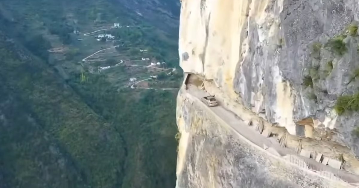 La strada nel vuoto di Chongqing: così 23 famiglie hanno scavato una montagna a colpi di scalpello [+VIDEO]