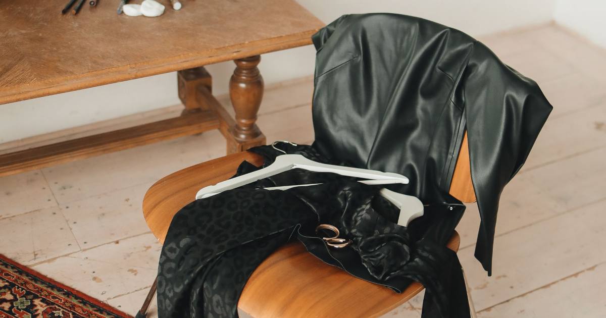 Hai la sedia coperta di vestiti? Non sei disordinato, sei un genio creativo