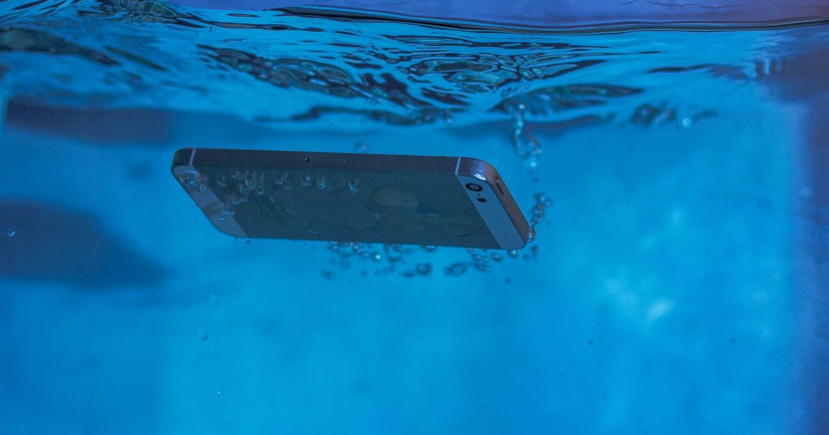Cellulare cade in mare e continua a filmare: il video dal fondale ad Atene diventa virale