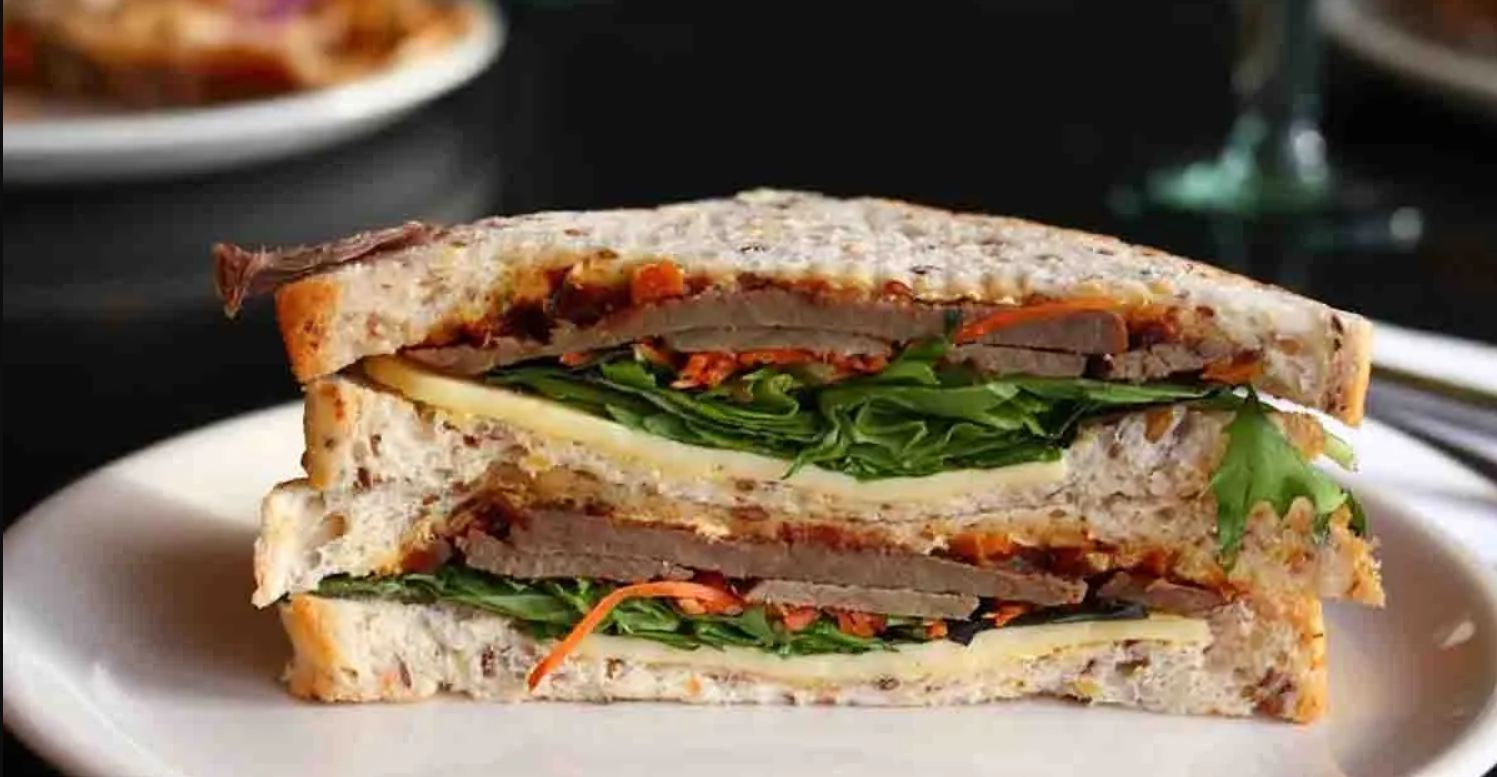 Hai sempre sbagliato a tagliare i sandwich: svelato il metodo scientifico