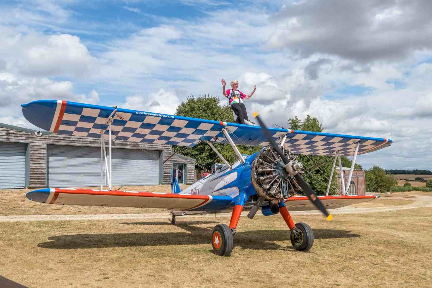 A 97 anni batte il Guinness World Record di volo sull’ala di un aereo: l’incredibile impresa della nonnina Betty Bromage
