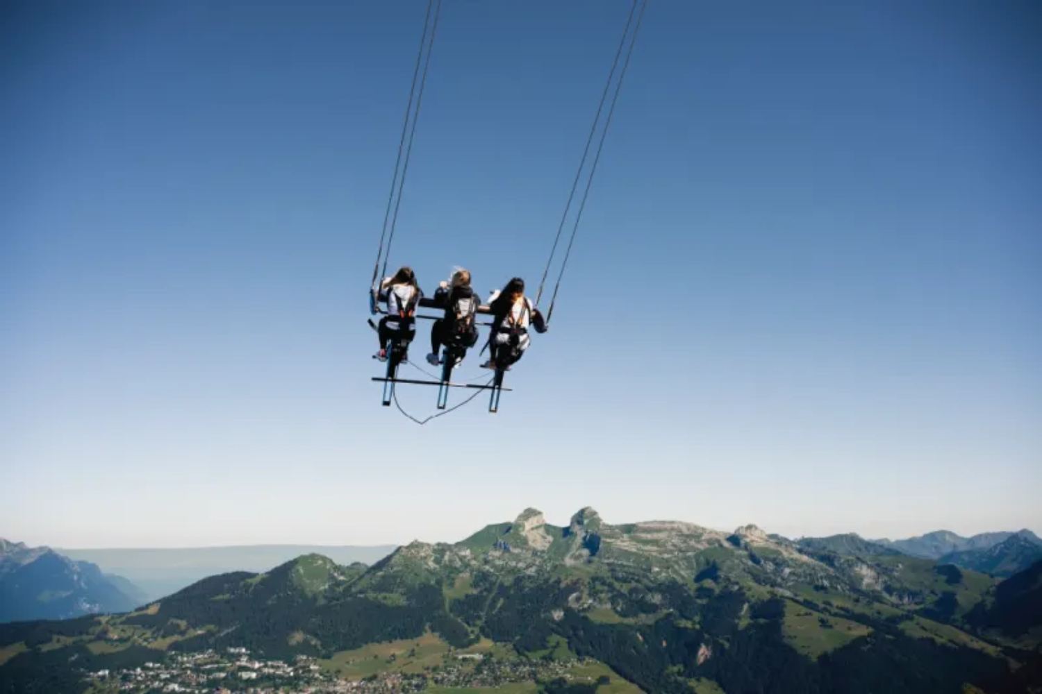 Inaugurata in Svizzera un’altalena gigante sospesa nel vuoto a 2.110 metri [+VIDEO]