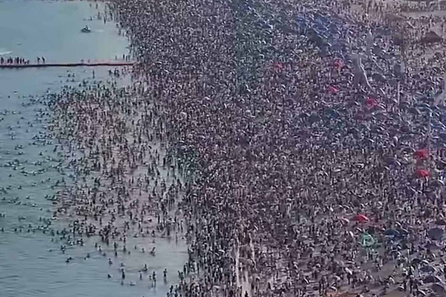 L’incubo di sabbia a Dameisha: la spiaggia più affollata del pianeta dove anche solo vedere l’acqua è un miraggio [+VIDEO]
