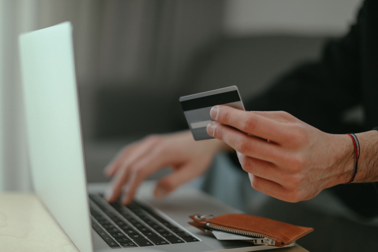 Donna arrestata per aver fatto 2.000 ordini online falsi di manga per calmare l’ansia
