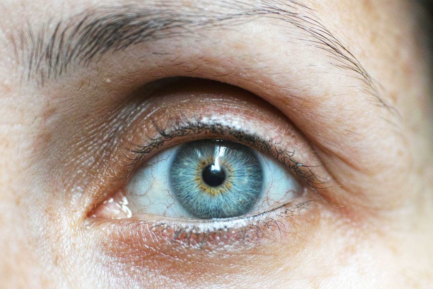 Addio mascara? Le ghost lashes conquistano la Gen Z tra ciglia non truccate e make-up invisibile