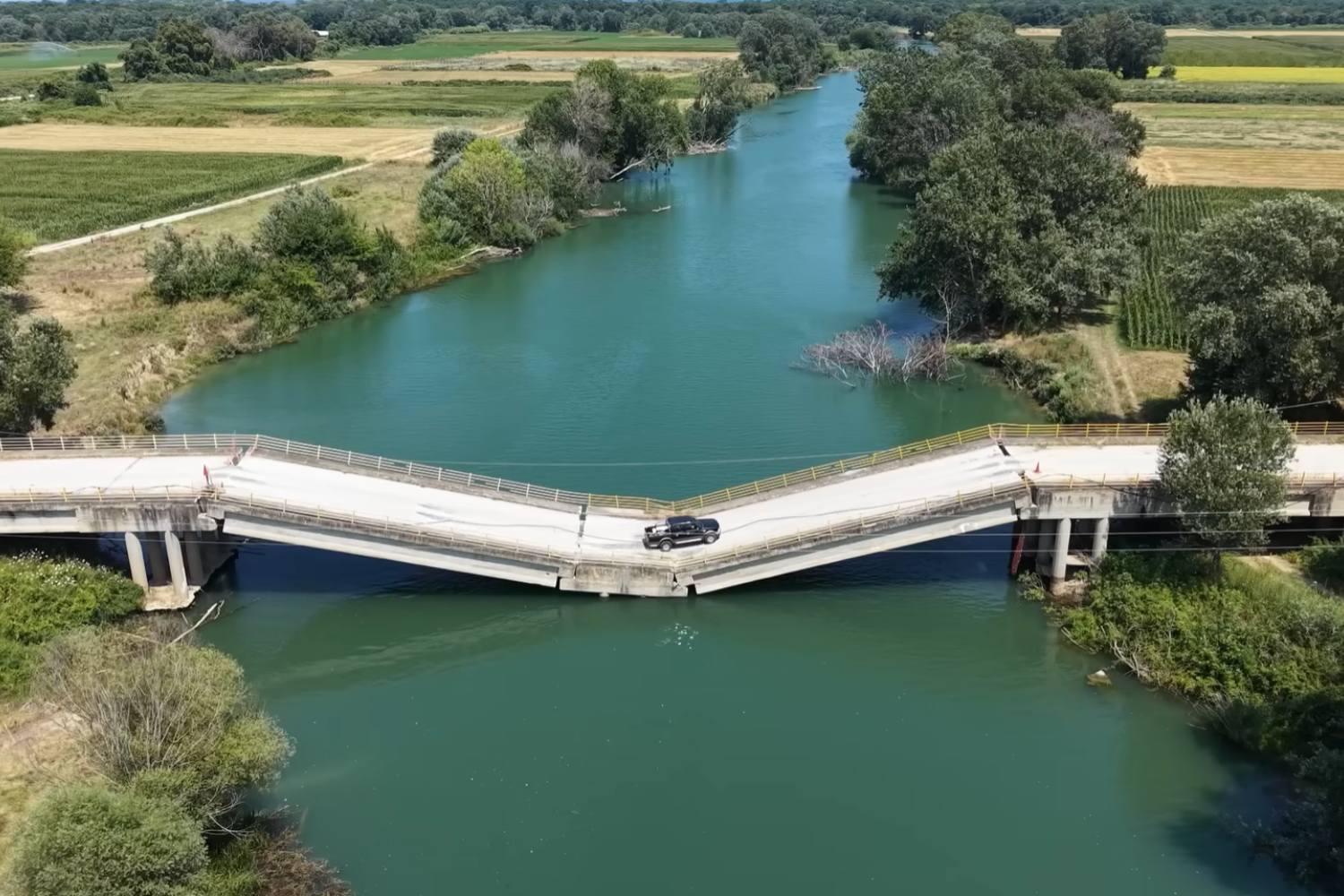 Questo ponte è crollato anni fa, ma le auto non hanno mai smesso di usarlo [+VIDEO]