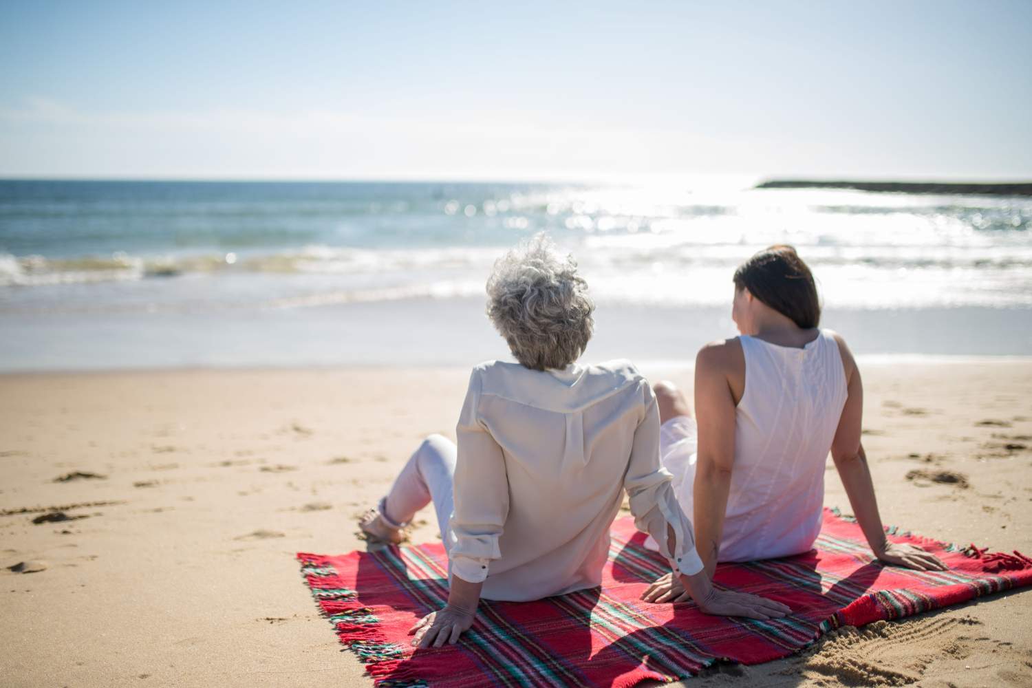 Spopolano le vacanze in famiglia per la Gen Z: quando partire con mamma e papà diventa cool e salva il portafoglio